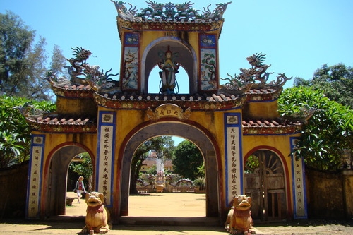 Cổng chùa Thiên Ấn